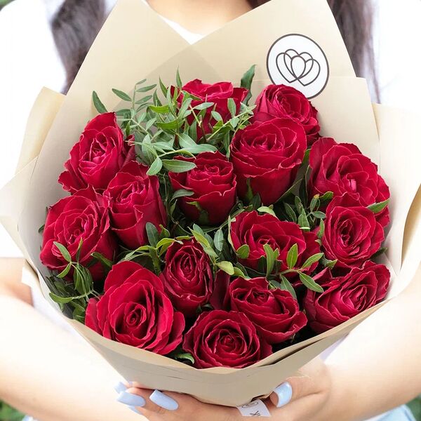 Букет из 15 красных роз 40 см (Кения) с фисташкой в кремовой пленке