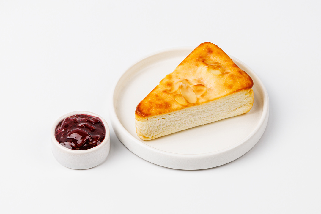 

Запеканка творожная на миндальной муке с ягодным соусом, 145г