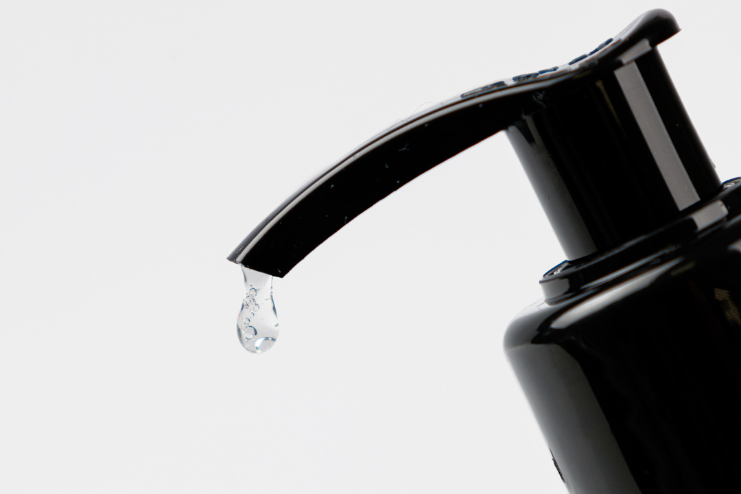 

Шампунь для волос ВкусВилл парфюмированный против ломкости Амбра, сандал, пачули 300 мл