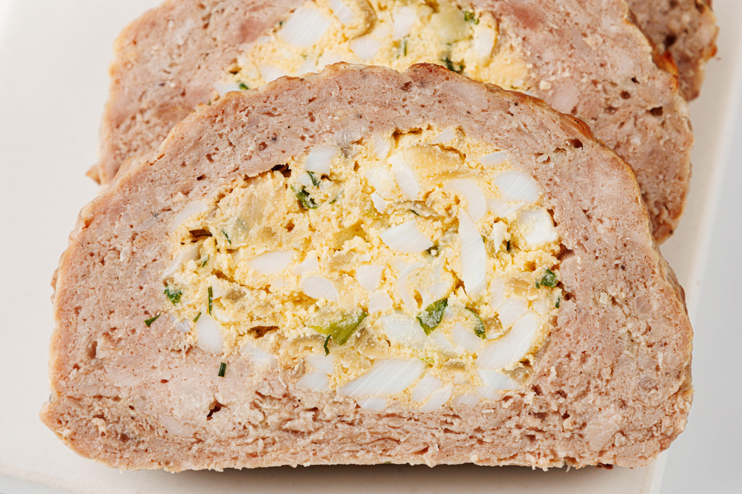 

Рулет из свинины, говядины и мяса курицы, фаршированный яйцом ВкусВилл 500 г