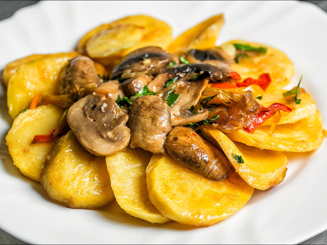 Картошка с грибами и овощами