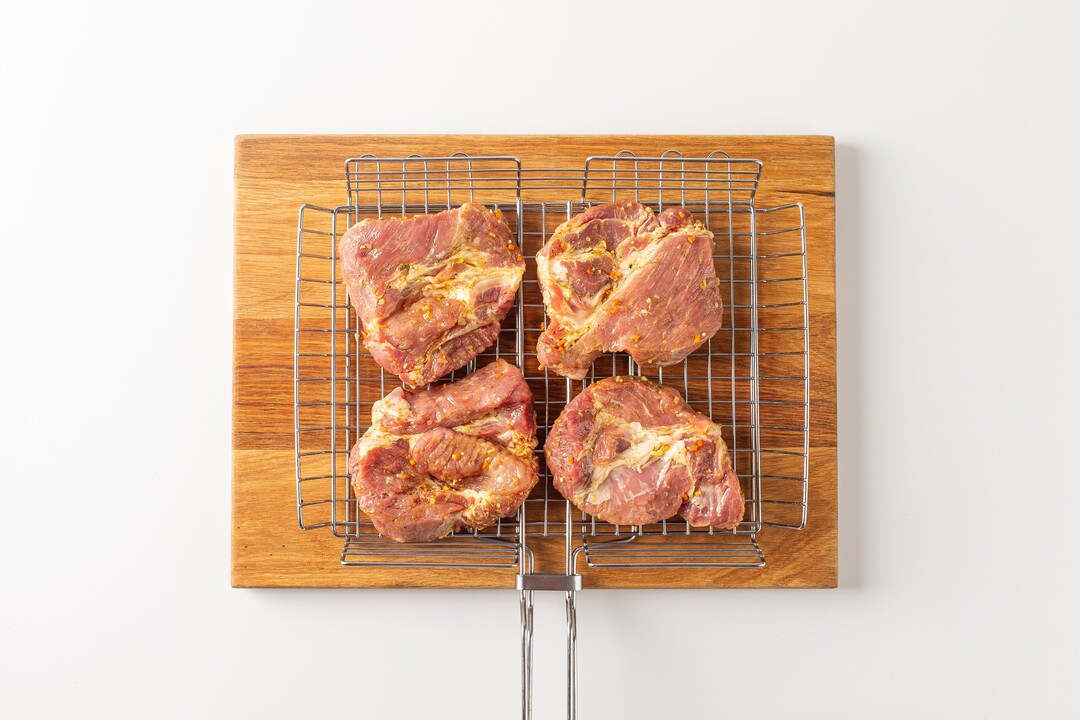 

Стейк из шеи свиной в маринаде вес