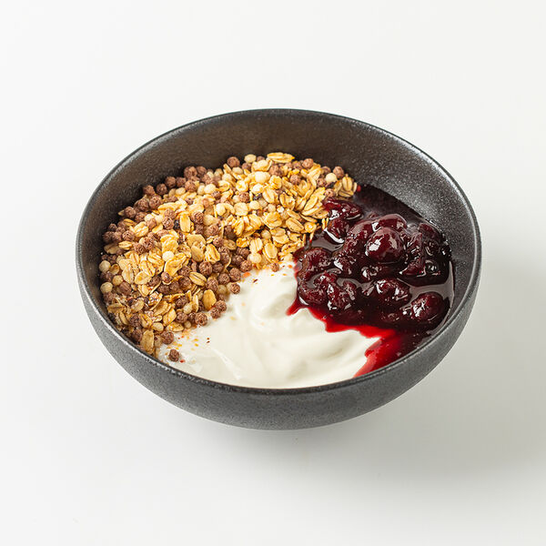 Парфе-гранола с греческим йогуртом и вишневым вареньем