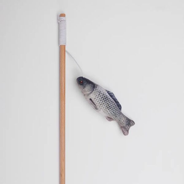 Игрушка-дразнилка с кошачьей мятой, валерианой и погремушкой для кошек Карп серебристый, 11х3,5х2,3 см, удочка 40 см