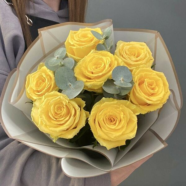 Букет из 7 желтых роз с эвкалиптом в упаковке