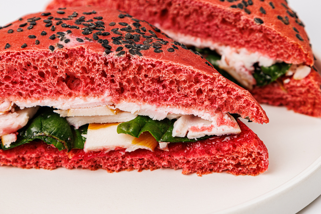 

Панини ВкусВилл с копчено-вареной курицей, брусничным конфи и шпинатом 150 г