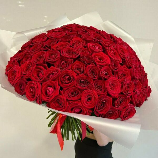 Букет 101 красная роза с оформлением