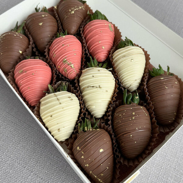 Набор клубники в шоколаде Шоколадное трио (12-15 ягод)