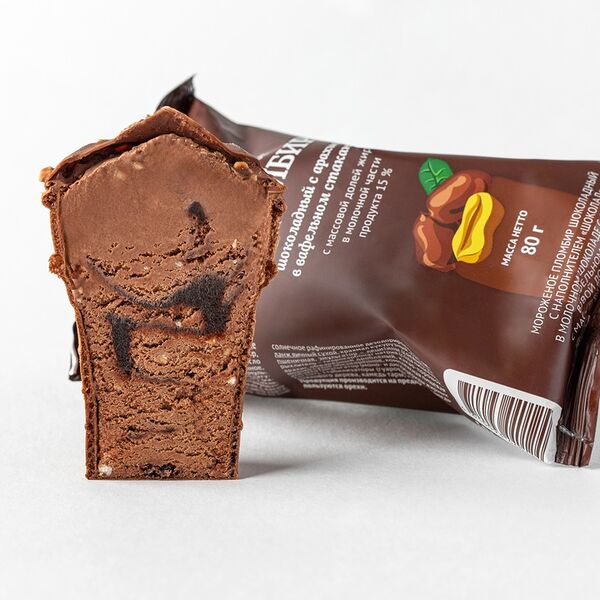 Мороженое пломбир шоколадный с арахисом в вафельном стаканчике