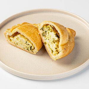 Пирожок с зеленью и яйцом на кефирном тесте, кафе рег