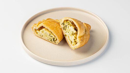 Пирожок с зеленью и яйцом на кефирном тесте, кафе рег