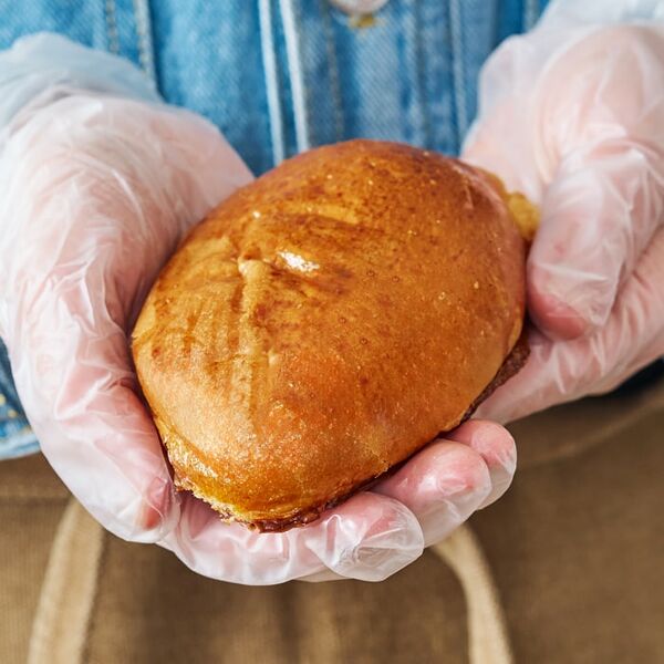 Пирожок с перепелиным яйцом и луком 65г