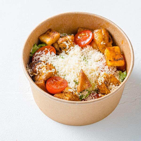 Салат Цезарь с сувлаки из курицы