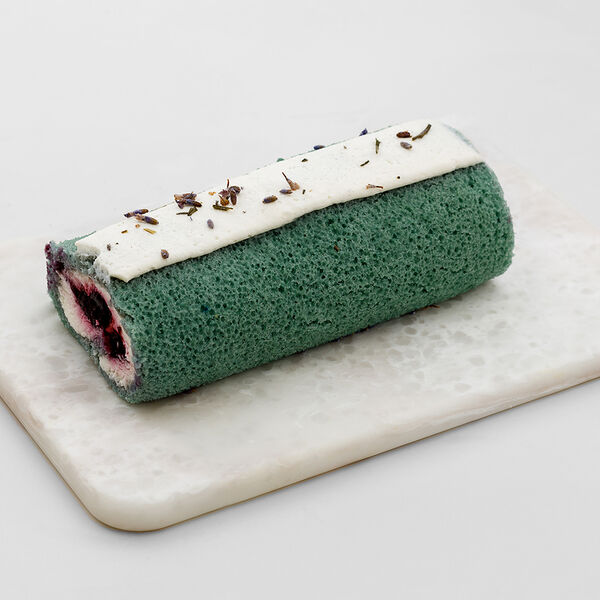 Рулет бисквитный Лавандовый с черникой