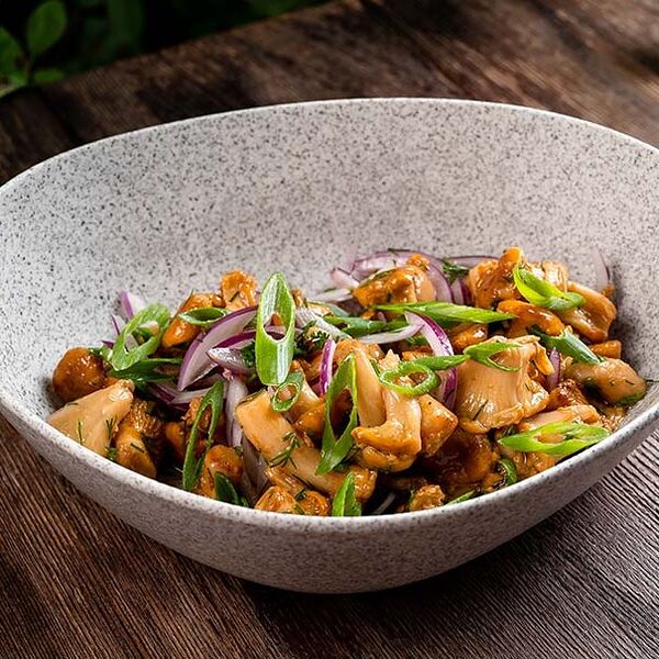 Маринованные лисички с маслом и семечками