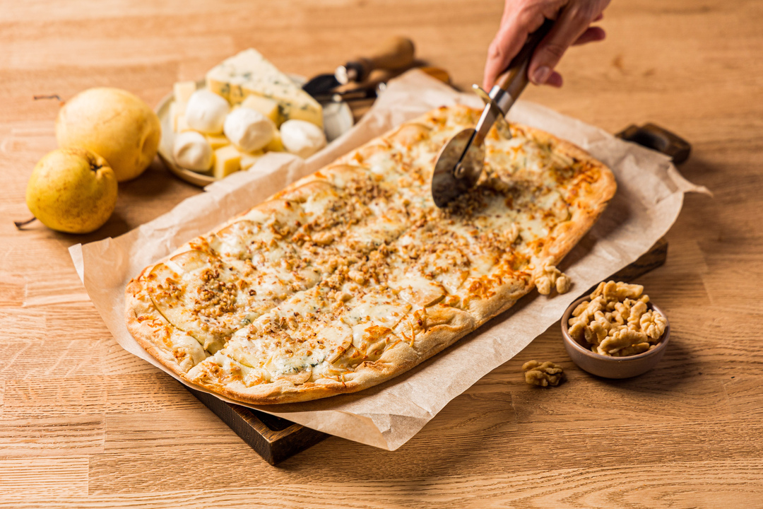 

Пицца римская "Груша с сыром с голубой плесенью" макси, зам.(Продукт замороженный)