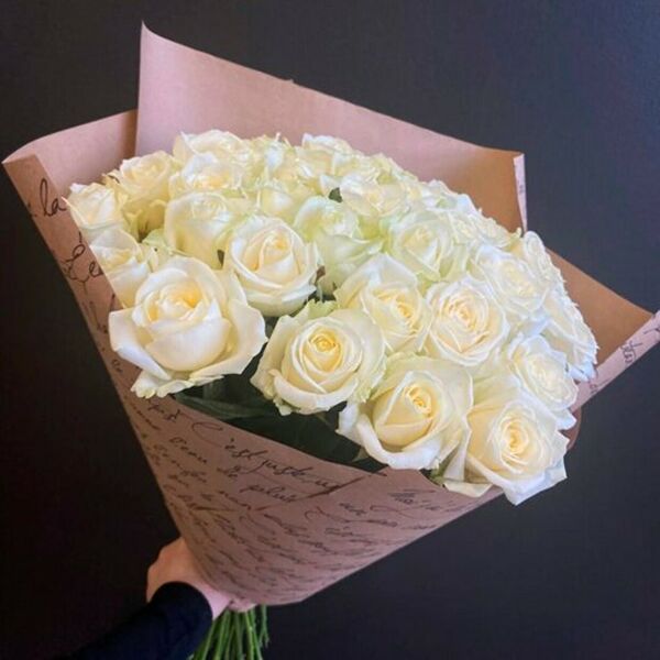 Букет из 33 белых роз в крафт оформлении