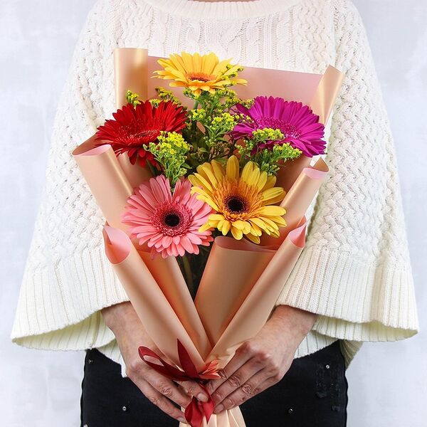 Букет из 5 гербер стандарт микс в стильной упаковке с зеленью