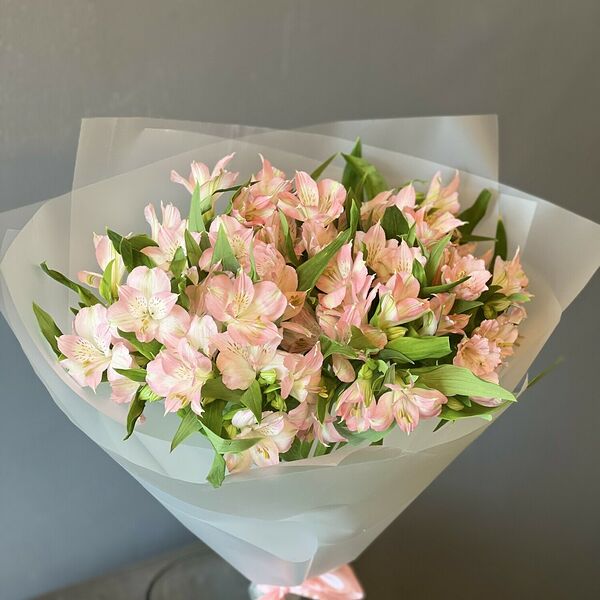 Нежный букет розовой альстромерии в стильной упаковке