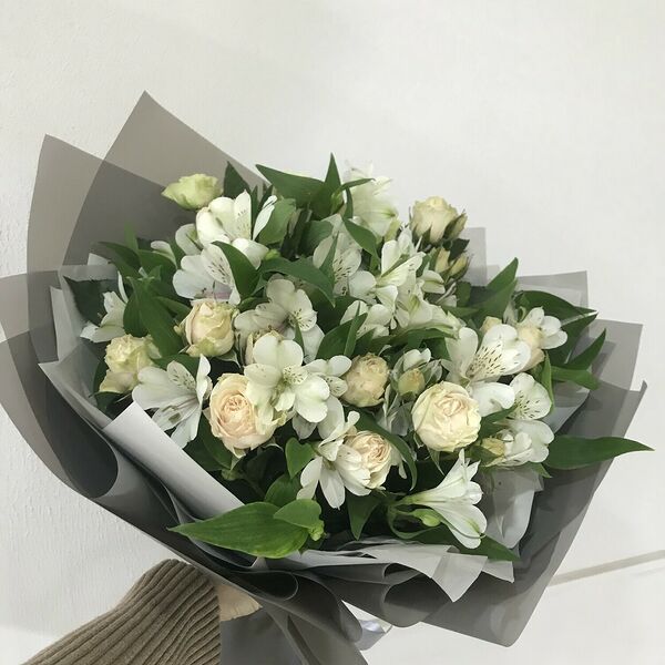 Букет из кустовых роз и альстромерии