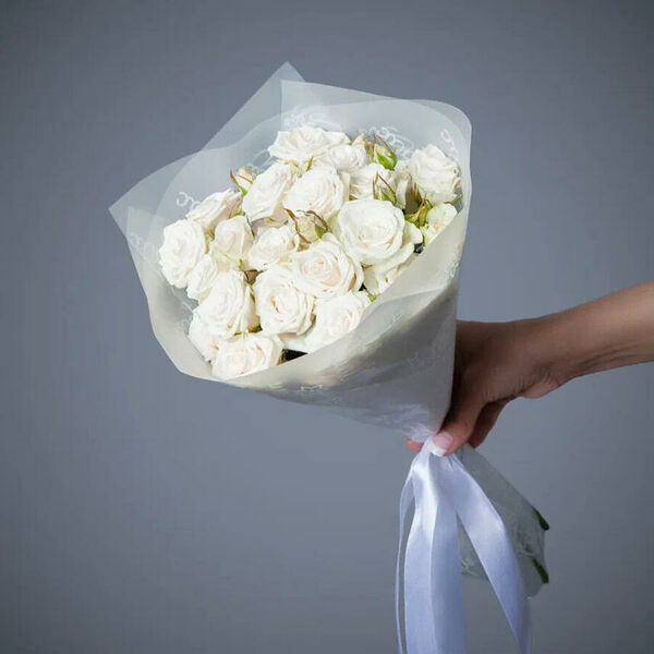 Монобукет 5 кустовых роз Royal Porcelaine в упаковке