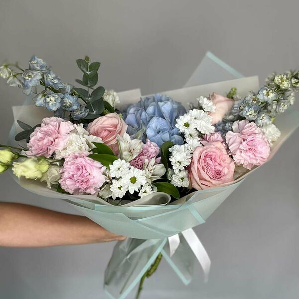 Яркий букет с гортензией