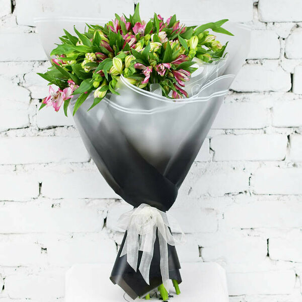 Букет 15 альстромерий микс в упаковке