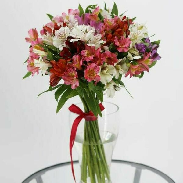 Яркий букет из альстромерии
