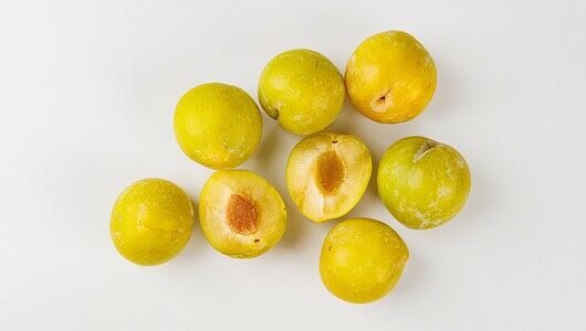 Слива желтая