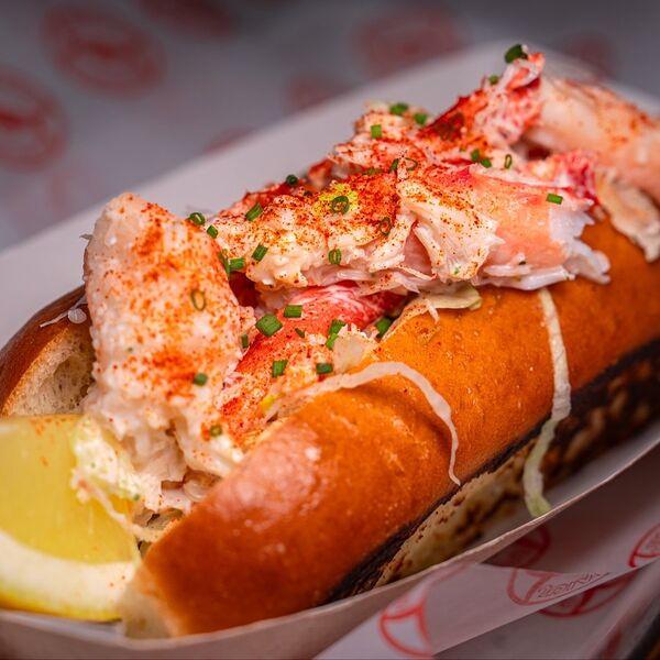 Ролл с камчатским крабом на булке бриошь