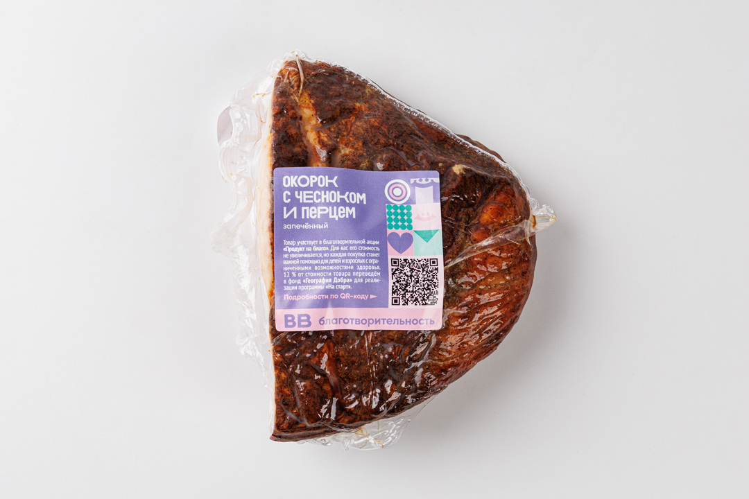 

Окорок с чесноком и перцем, запеченный