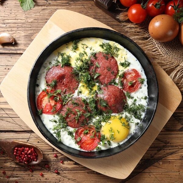 Яичница с домашними колбасками