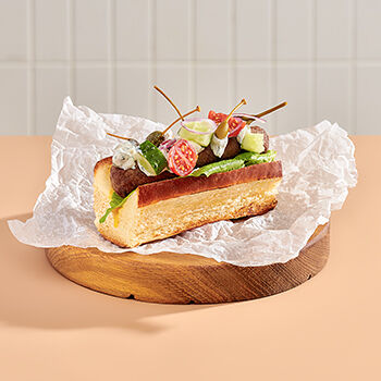 Кебаб-дог из мраморной говядины со свежими овощами в салате романо