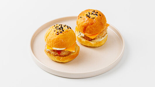 Бургеры с куриной котлетой и сыром Чеддер