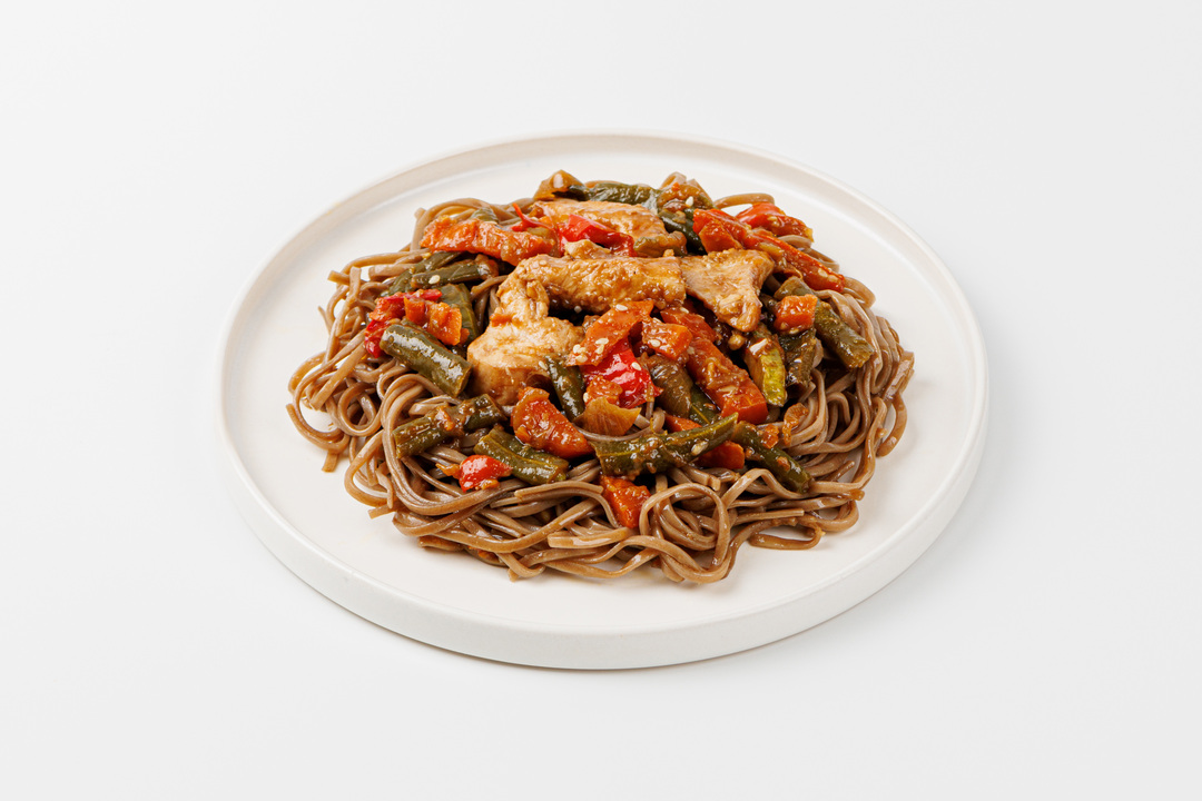 

Лапша гречневая с курицей по-сычуаньски и овощами, Халяль