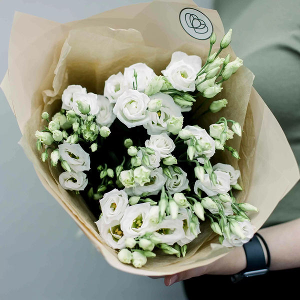 Букет из 9 белых лизиантусов в кремовой пленке