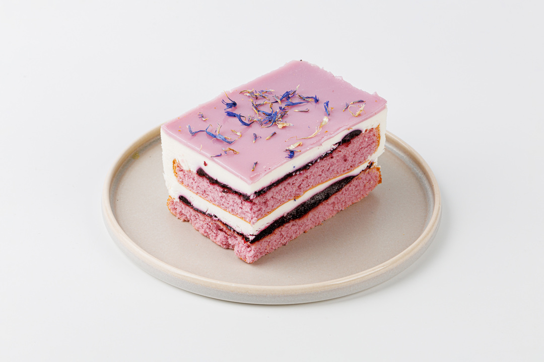 

Пирожное бисквитное "Лавандовое" с черникой, кафе