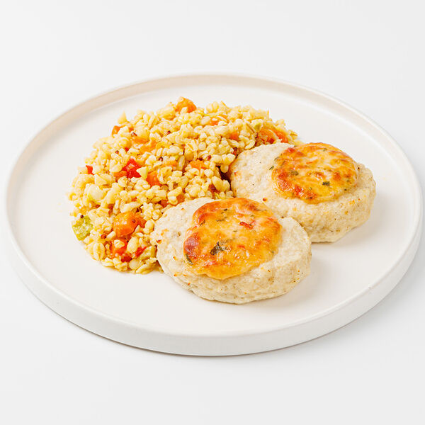 Котлеты куриные с моцареллой с булгуром, киноа и овощами