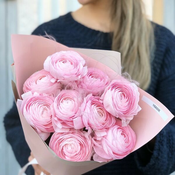 Розовый букет с ранункулюсами ( лютики)