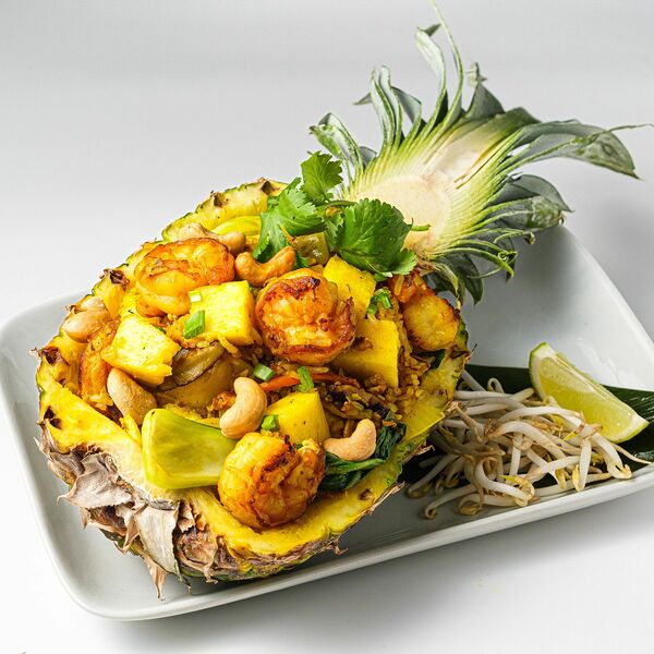 Жареный рис с ананасом, кешью, листьями лайма, карри и бок чоем креветками