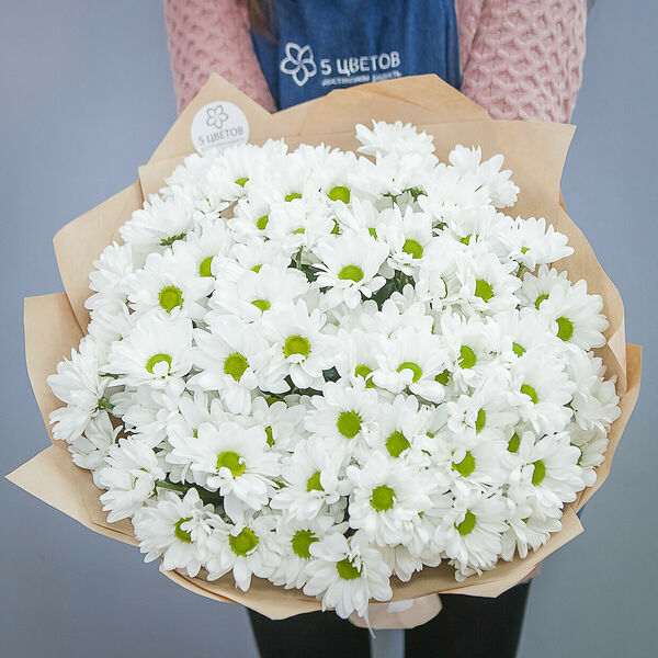 Букет из 15 белых хризантем в крафте