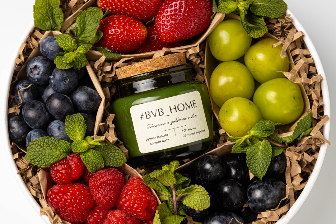 

Подарочный набор Фруткорт Ягодный уют с ароматической свечой 445 г