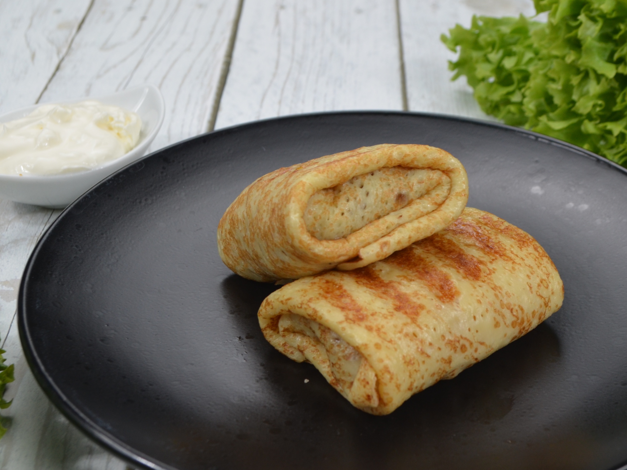Блинчики с яблоком, корицей и сметаной