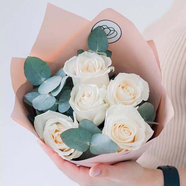 Букет из 5 белых роз Vendela 50 см (Эквадор) с эвкалиптом в кремовой пленке