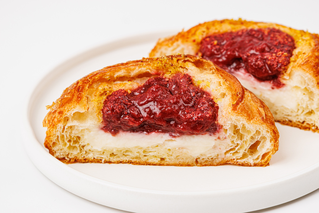 

Слойка ВкусВилл с клубничным конфитюром кафе 100 г