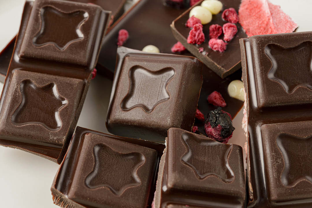 

Шоколад темный клубника малина черника 60 г