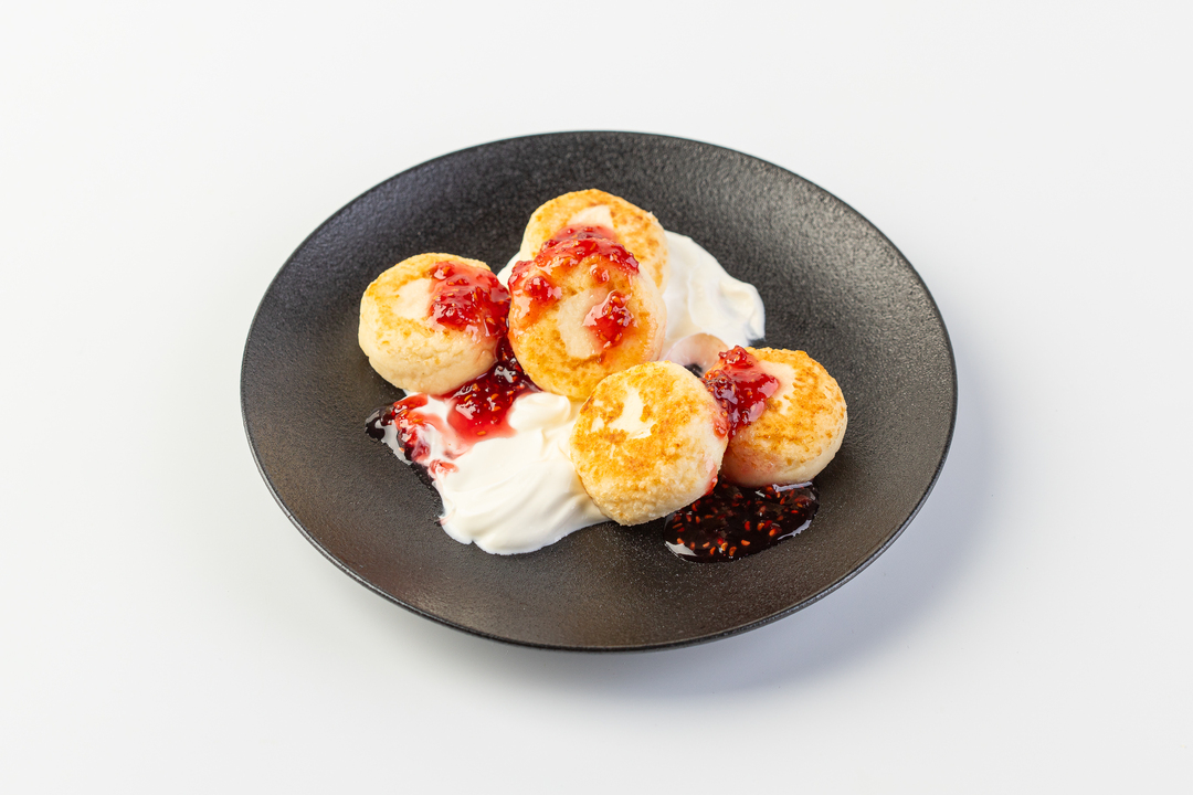 

Мини-сырники ВкусВилл со сметаной и малиновым вареньем 210 г