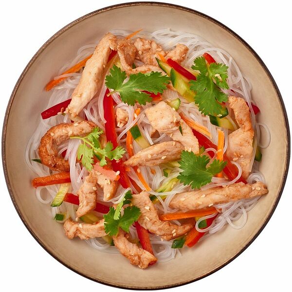 Салат с куриным филе, фунчозой и овощами Шеф Перекрёсток 220 г