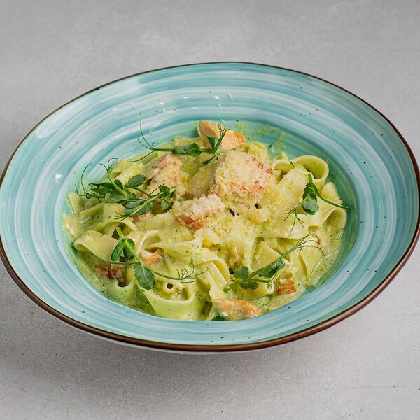 Феттучини с лососем в сливочном соусе