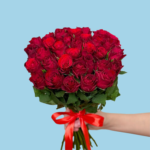 Букет цветов из 31 красной розы 35 см МП лента